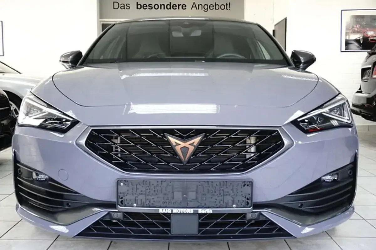Używany Cupra Leon VZ 300 KM (220 kW) 2024 Szary Sedan/Limuzyna