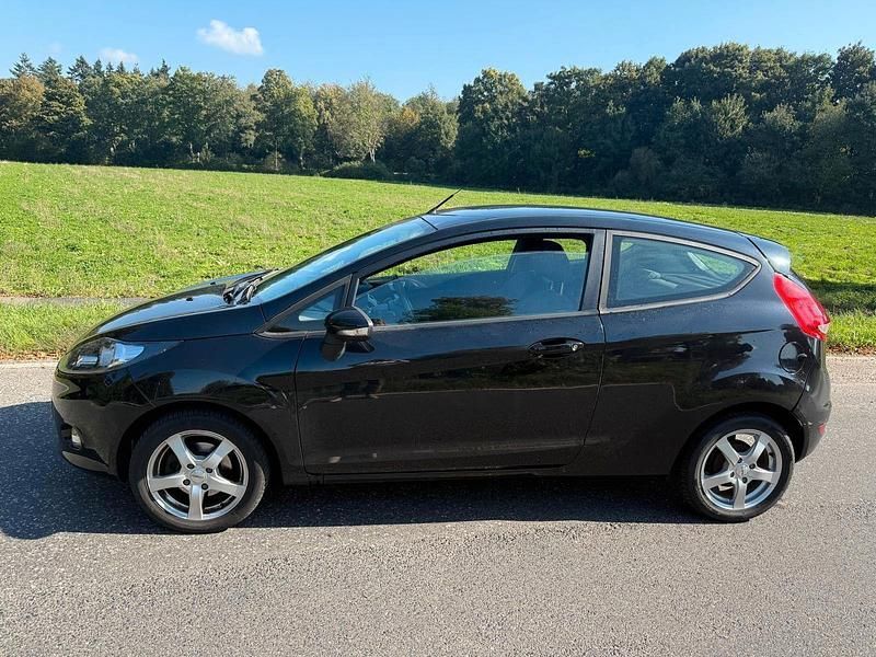 Schwarz Gebraucht 2012 Ford Fiesta Champions Edition Kleinwagen | 2.680 € (Fairer Preis) - Bild 1/4