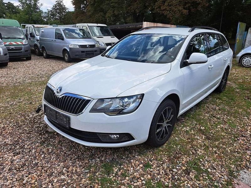 Candyweiss Gebraucht 2014 Skoda Superb Kombi | 3.999 € (Guter Preis) - Bild 1/4
