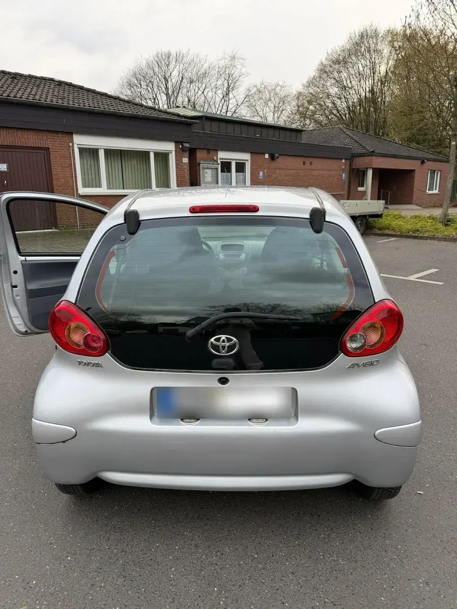 Gebraucht Toyota Aygo 60 PS (44 kW) 2006 Silber Kleinwagen