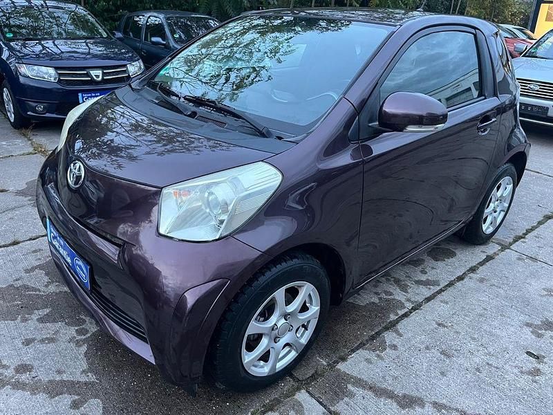 Deep amethyst mica metallic Gebraucht 2010 Toyota iQ Basis Kleinwagen | 5.990 € (Fairer Preis) - Bild 1/4
