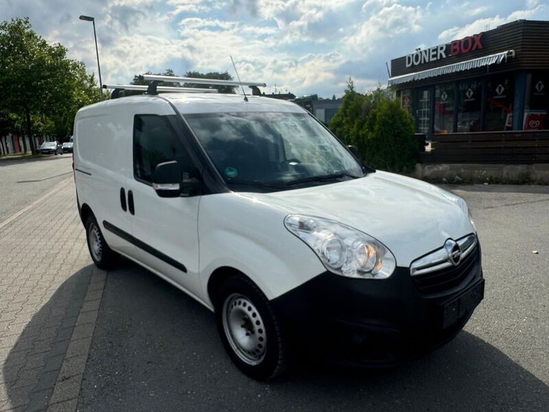 Weiß Gebraucht 2018 Opel Combo Van / Kleinbus | 5.900 € (Teuer) - Bild 1/4