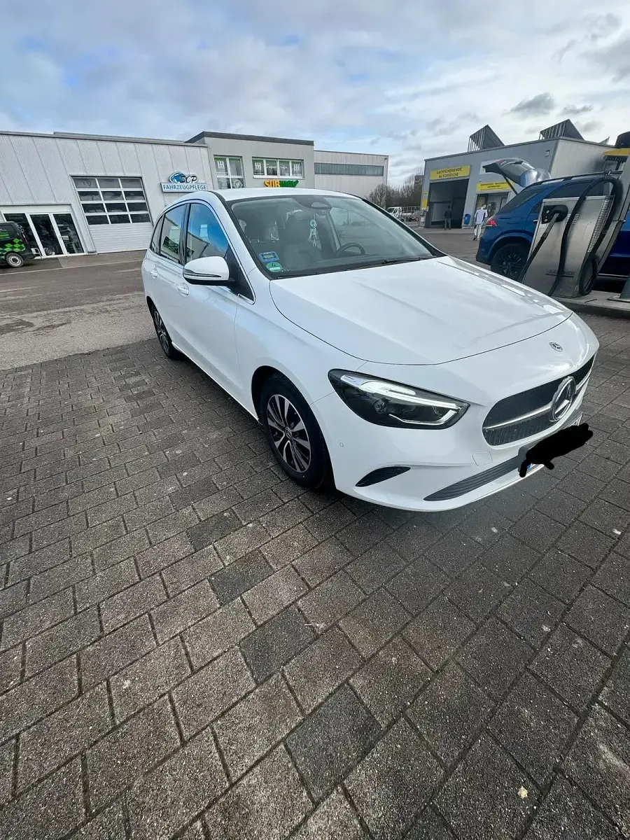 Gebraucht Mercedes B200 150 PS (110 kW) 2023 Weiß Kleinwagen