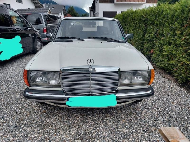 Weiß Gebraucht 1983 Mercedes E230 Limousine | 14.990 € - Bild 1/4