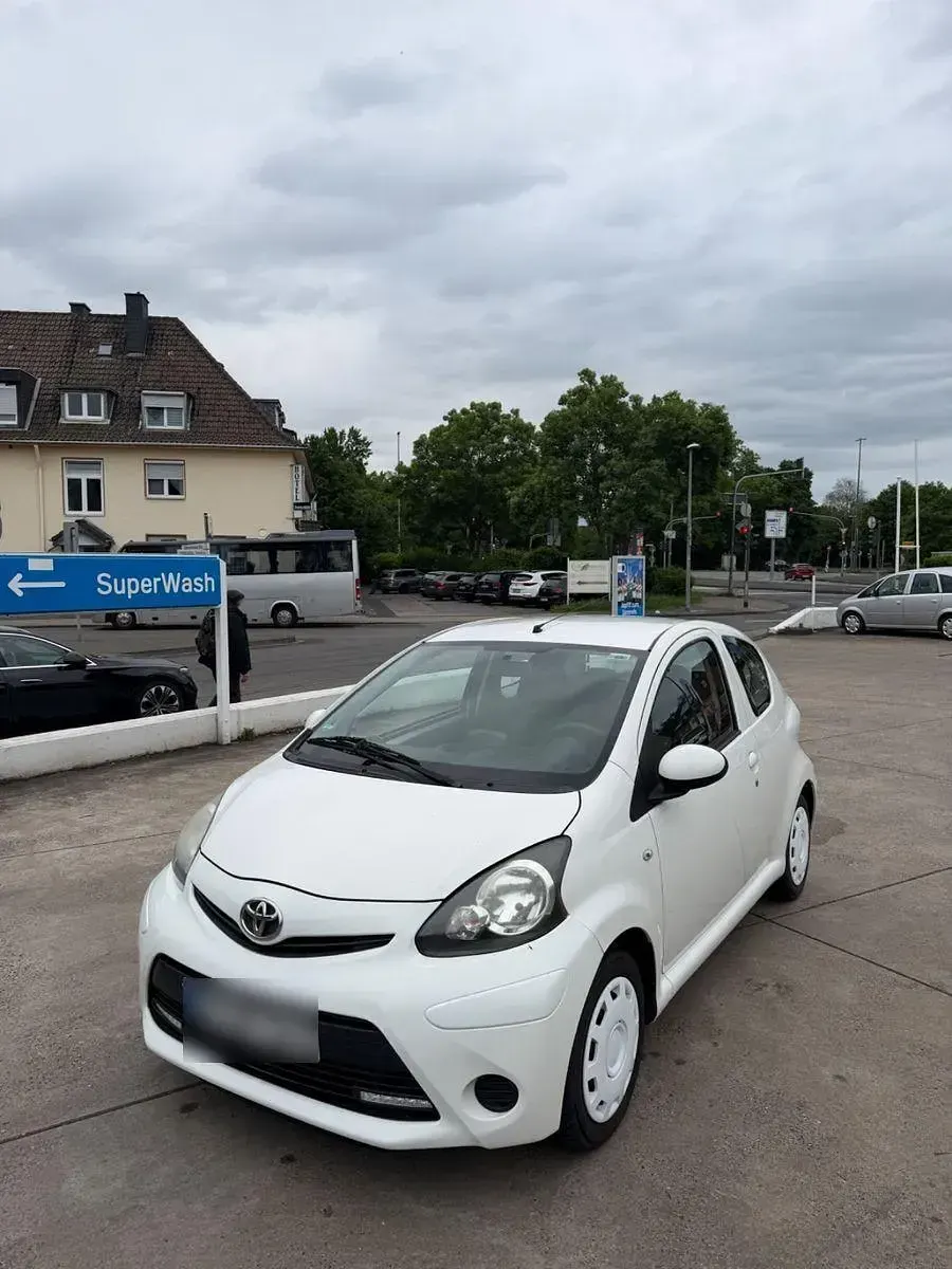 Gebraucht Toyota Aygo 68 PS (50 kW) 2013 Weiß Kleinwagen