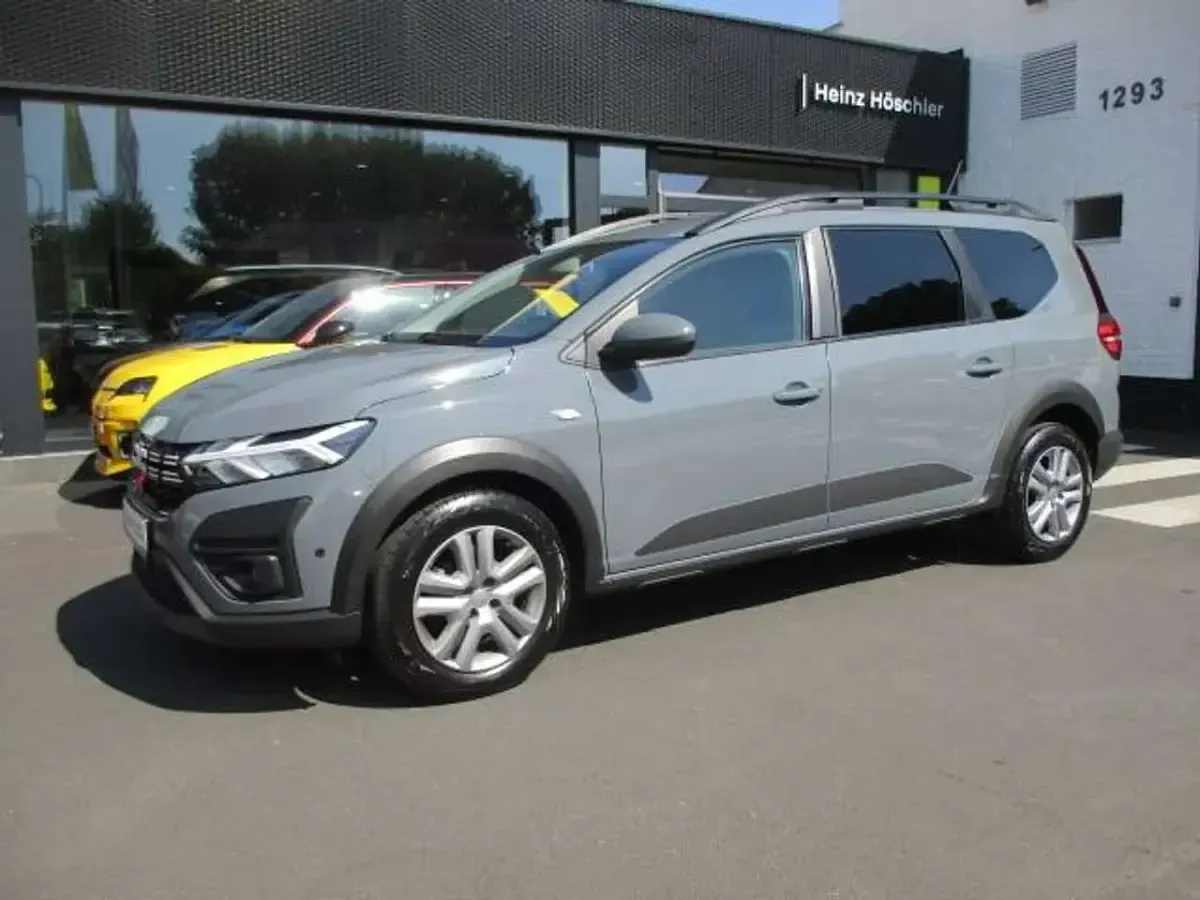 Gebraucht Dacia Jogger Expression 110 PS (80 kW) 2023 Städtisches grau Van / Kleinbus