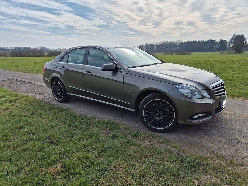 Gebraucht Mercedes E350 Avantgarde 272 PS (200 kW) 2010 Beige Limousine