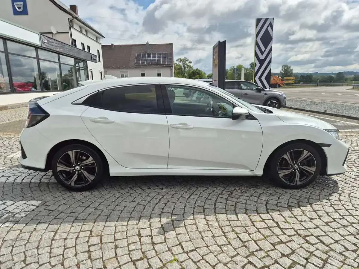 Gebraucht Honda Civic Elegance 129 PS (94 kW) 2017 Platinum white pearl Kleinwagen