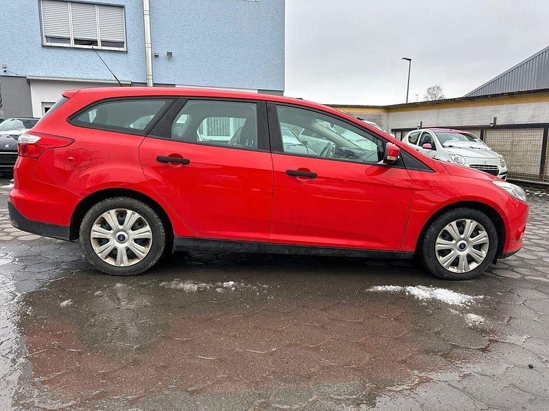 Gebraucht Ford Focus Ambiente 101 PS (74 kW) 2013 Rot Kombi