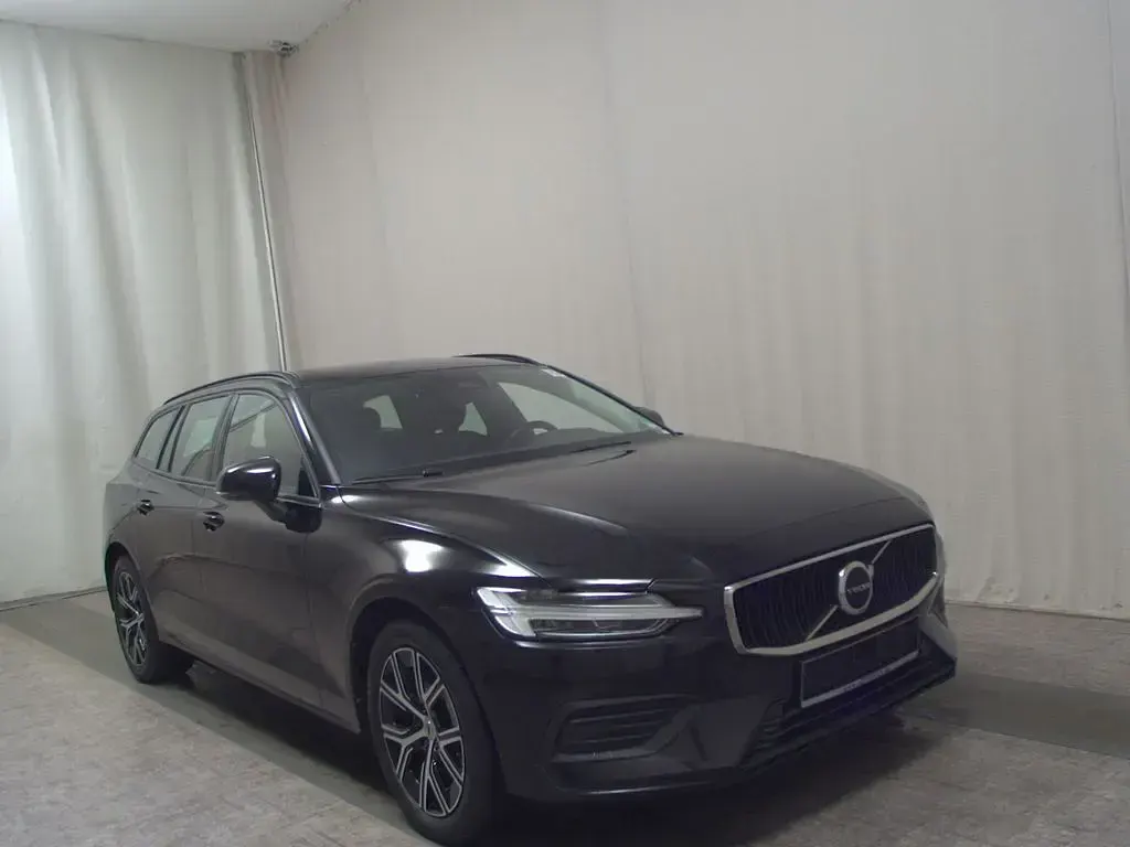 Gebraucht Volvo V60 163 PS (119 kW) 2022 Black solid stone / solid Kombi