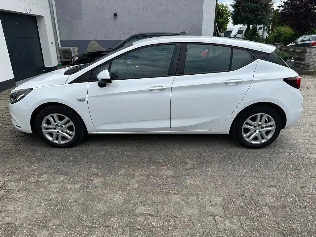 Gebraucht Opel Astra 105 PS (77 kW) 2016 Weiß Limousine