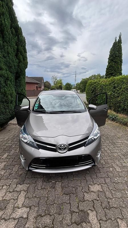 Braun Gebraucht 2014 Toyota Verso Life Van / Kleinbus | 11.650 € (Fairer Preis) - Bild 1/4