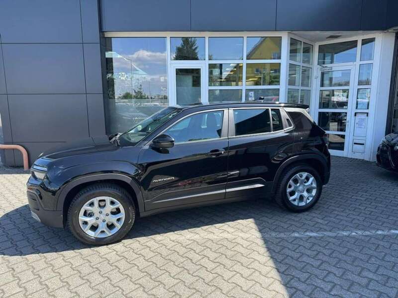 Neu Jeep Avenger Altitude 110 PS (80 kW) 2025 Schwarz (vulcano black) SUV