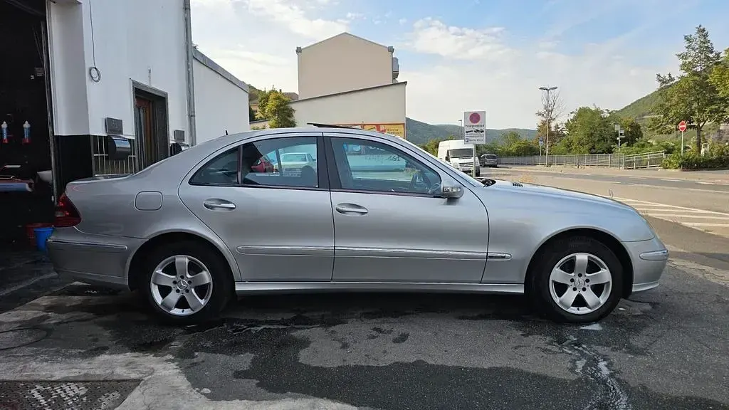 Gebraucht Mercedes E220 Avantgarde 150 PS (110 kW) 2003 Silber Limousine