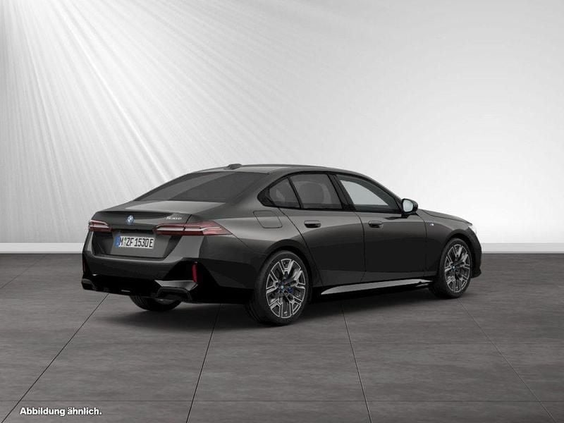 Gebraucht BMW 530e M Sport 299 PS (219 kW) 2025 Sophistograu brillanteffekt metallic Limousine