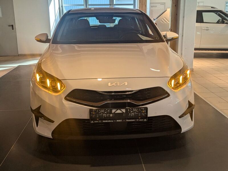 Weiß Neu 2025 Kia Ceed Spirit Kleinwagen | 25.990 € (Fairer Preis) - Bild 1/3