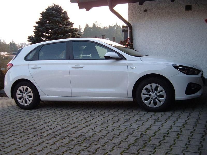 Gebraucht Hyundai i30 Pure 110 PS (80 kW) 2023 Weiß Limousine