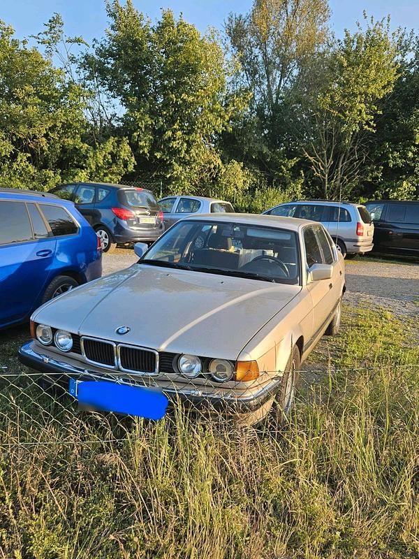 Beige Gebraucht 1993 BMW 740 Limousine | 10.000 € - Bild 1/4