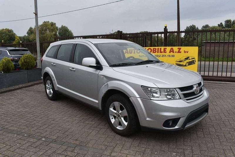 Silber Gebraucht 2013 Fiat Freemont Urban SUV | 3.999 € (Superpreis) - Bild 1/4