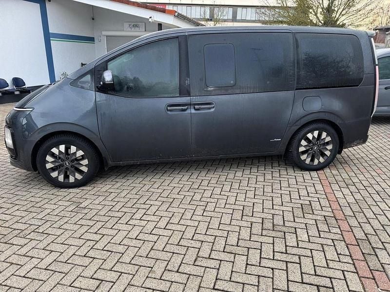 Gebraucht Hyundai Staria Signature 177 PS (130 kW) 2024 Grau Van / Kleinbus