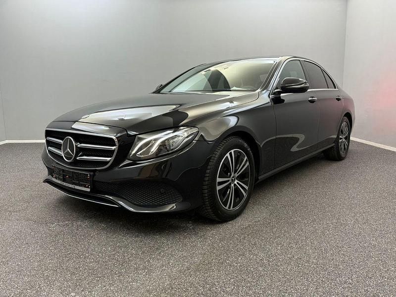 Schwarz Gebraucht 2020 Mercedes E220 Avantgarde Limousine | 30.999 € (Guter Preis) - Bild 1/4