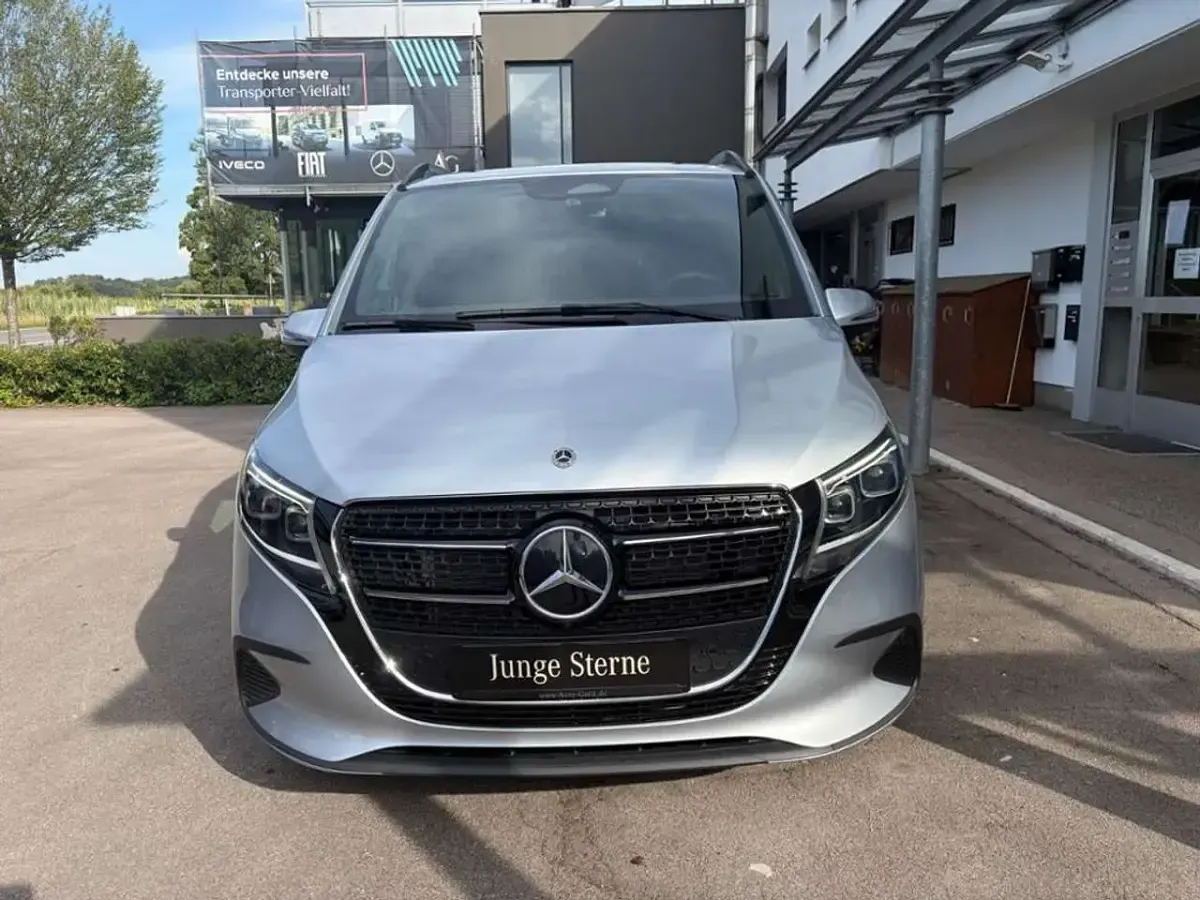 Gebraucht Mercedes V250 Style 190 PS (139 kW) 2025 Silber Van / Kleinbus