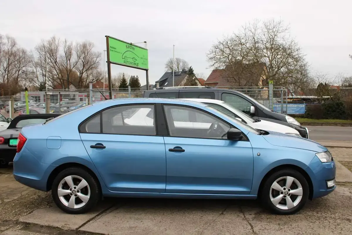 Gebraucht Skoda Rapid Active 105 PS (77 kW) 2013 Denimblau metallic Limousine