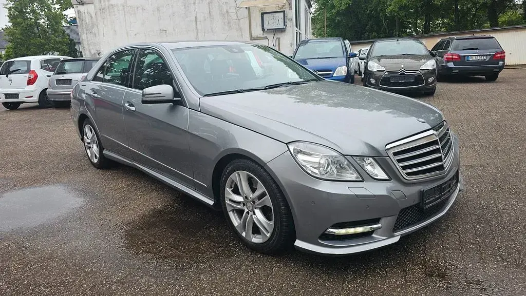 Gebraucht Mercedes E300 204 PS (150 kW) 2012 Palladiumsilber Limousine