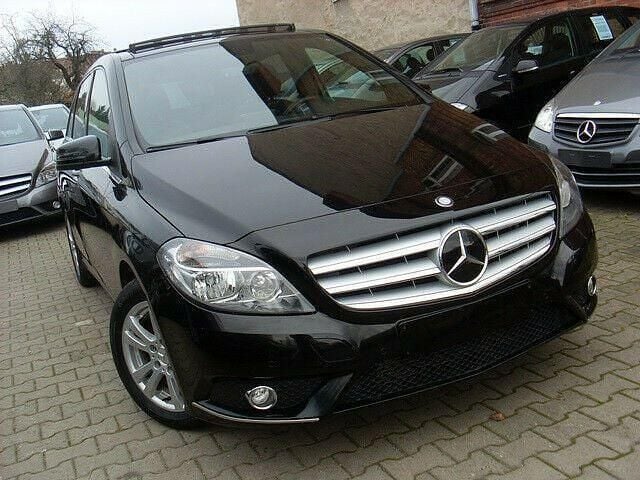 Gebraucht Mercedes B180 122 PS (89 kW) 2014 Schwarz Van / Kleinbus