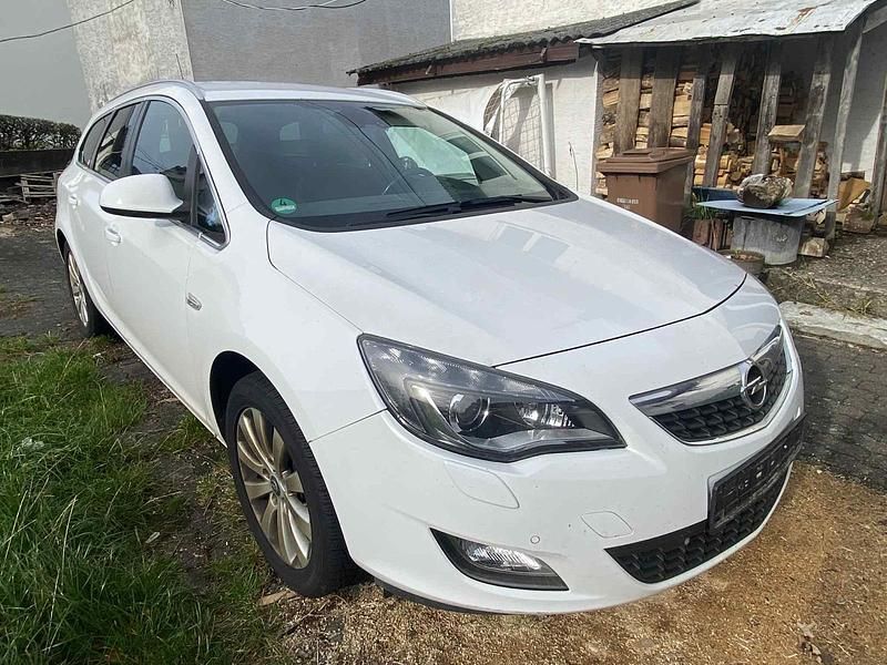 Weiß Gebraucht 2011 Opel Astra Kombi | 2.250 € (Superpreis) - Bild 1/4
