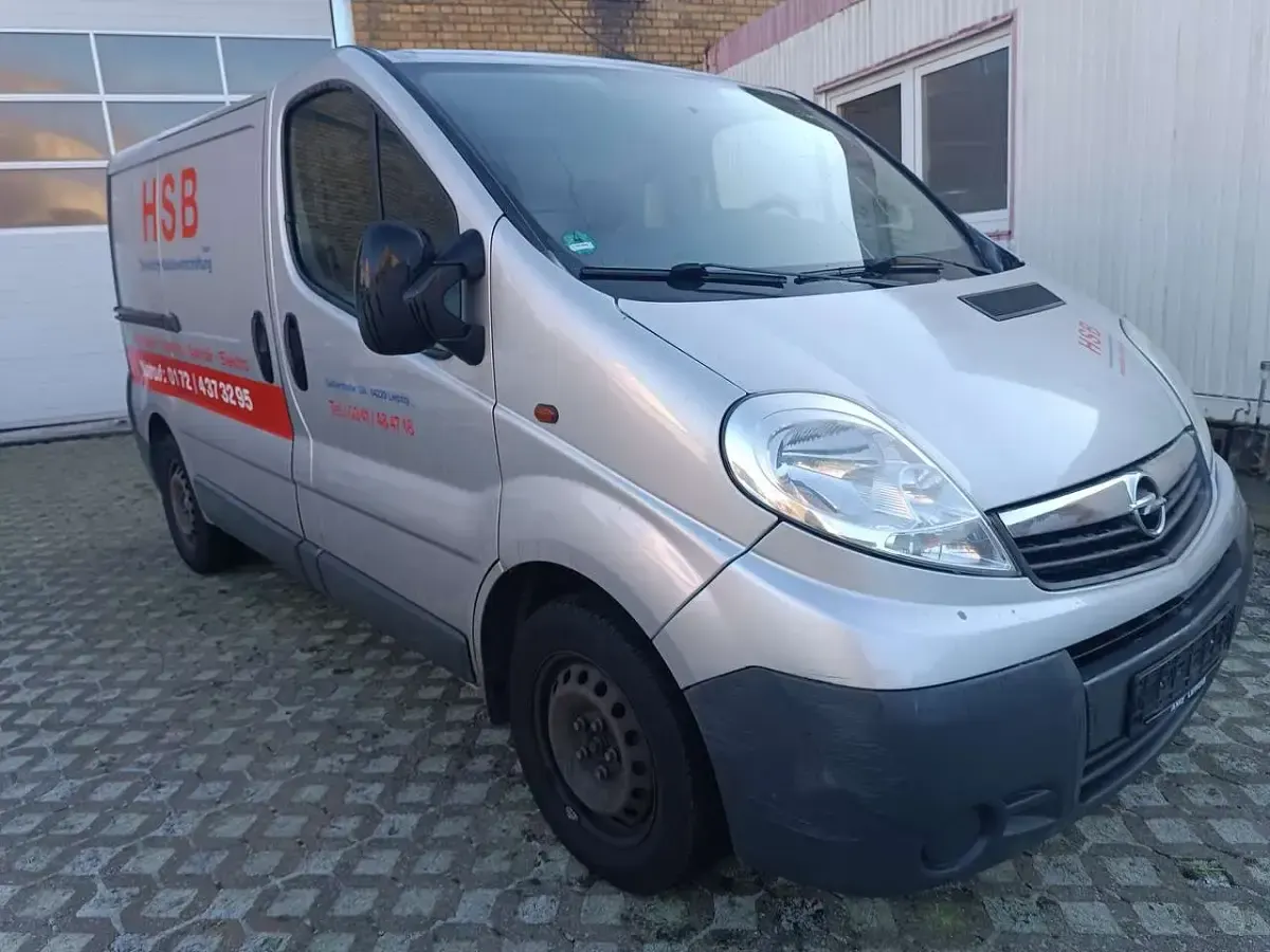 Używany Opel Vivaro 90 KM (66 kW) 2013 Srebrny Minivan