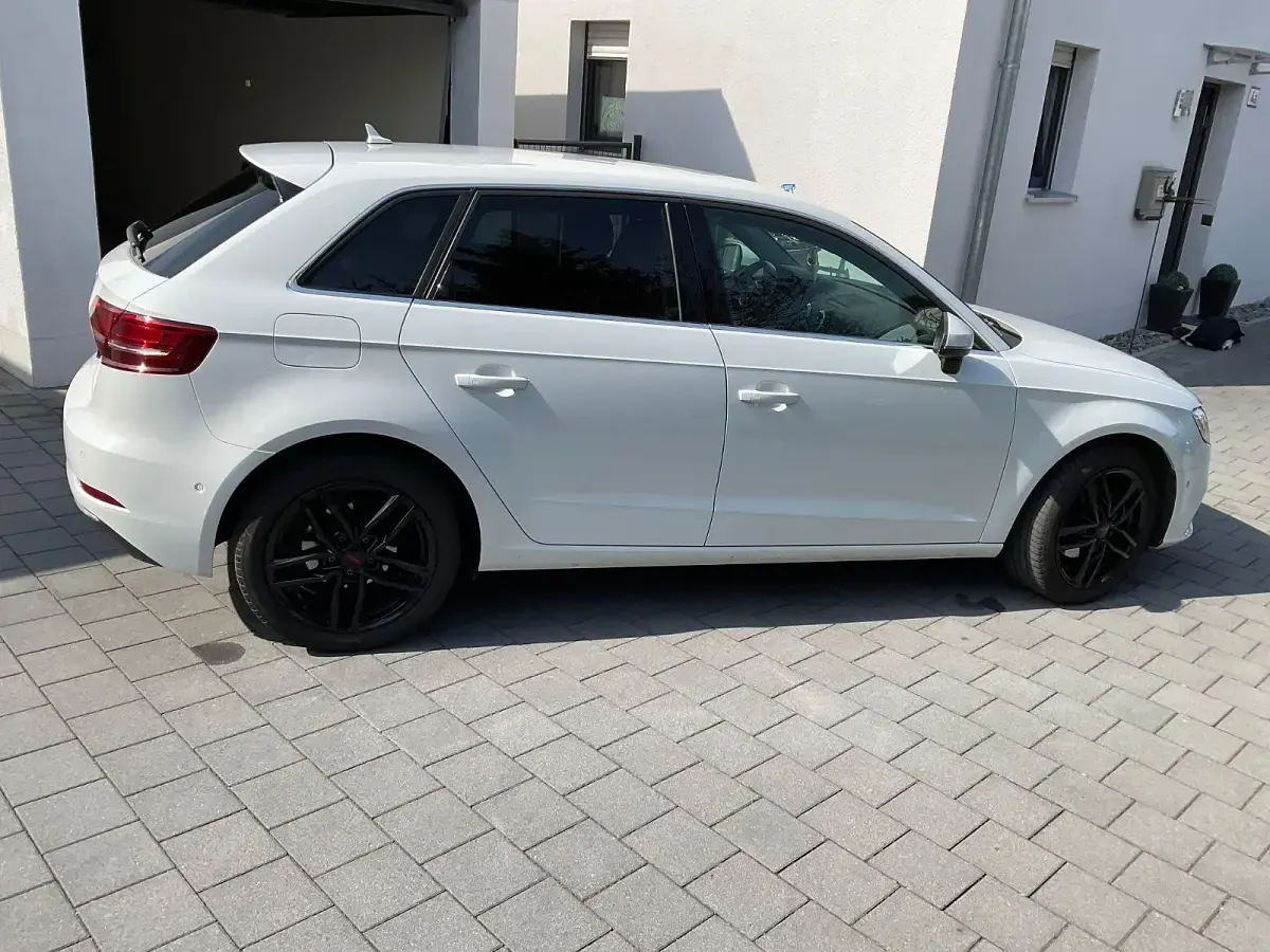 Używany Audi A3 Design 116 KM (85 kW) 2018 Biały Sedan/Limuzyna