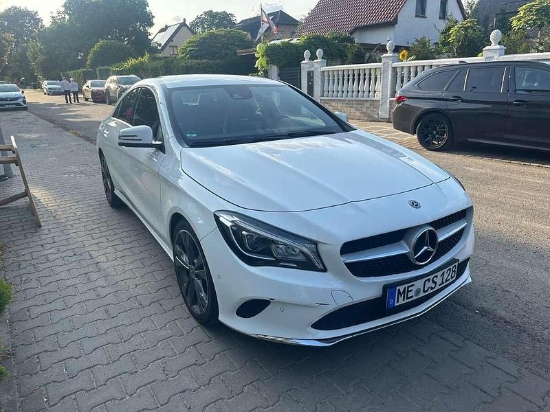 Weiß Gebraucht 2018 Mercedes CLA180 Limousine | 12.000 € (Guter Preis) - Bild 1/4