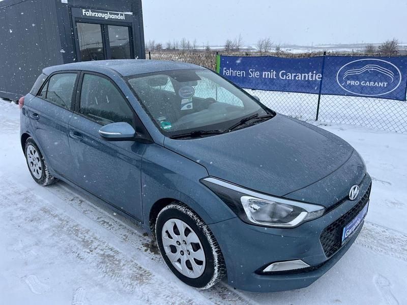 Blau Gebraucht 2016 Hyundai i20 Classic Limousine | 7.499 € (Fairer Preis) - Bild 1/4