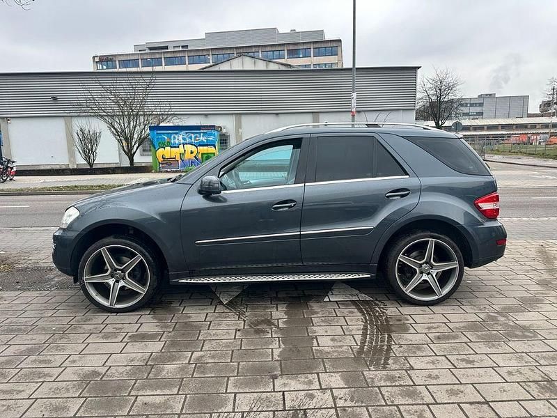 Gebraucht Mercedes ML350 231 PS (169 kW) 2011 Grau SUV
