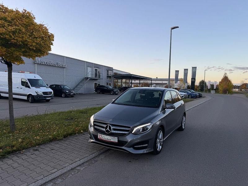 Grau Gebraucht 2017 Mercedes B200 Van / Kleinbus | 15.799 € (Fairer Preis) - Bild 1/4