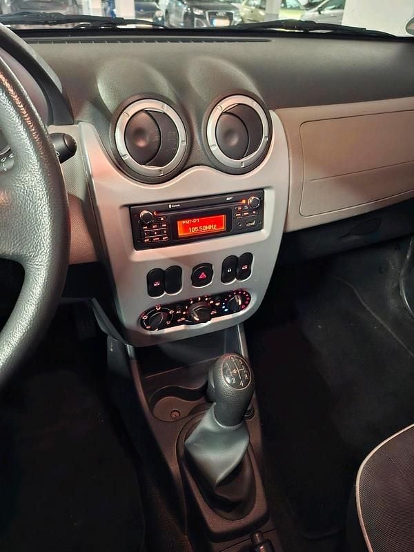 Gebraucht Dacia Sandero 75 PS (55 kW) 2012 Schwarz Kleinwagen