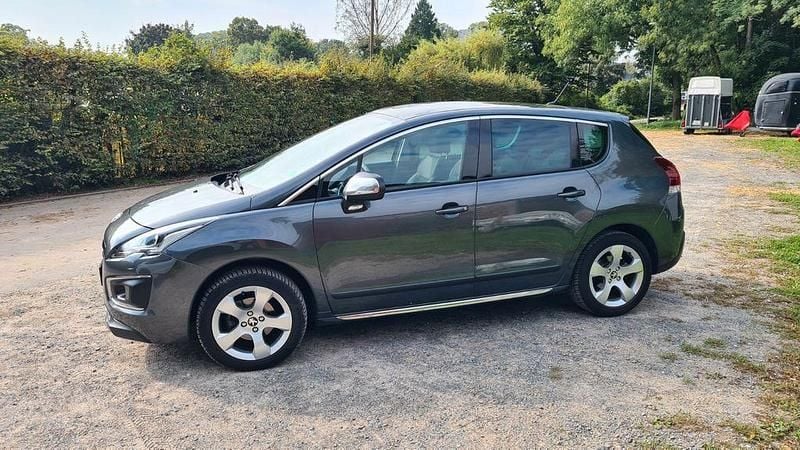 Grau Gebraucht 2015 Peugeot 3008 Allure Limousine | 9.900 € (Fairer Preis) - Bild 1/4