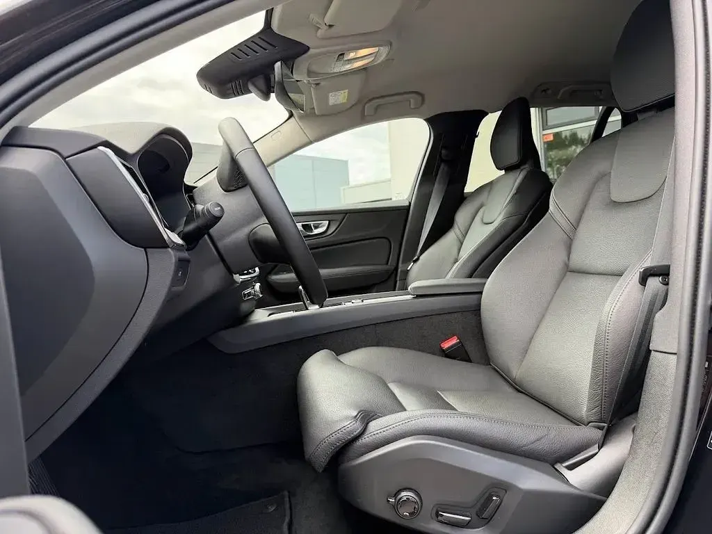 Gebraucht Volvo V60 Plus 197 PS (144 kW) 2025 Schwarz Kombi
