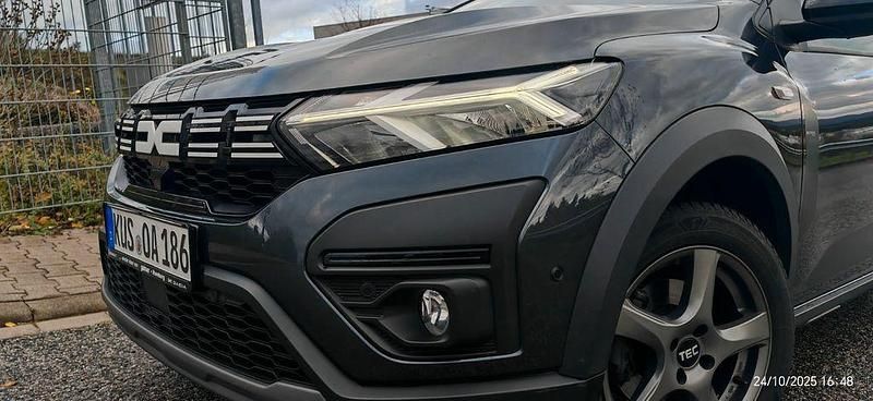 Grau Gebraucht 2023 Dacia Jogger Extreme Van / Kleinbus | 17.200 € (Guter Preis) - Bild 1/4