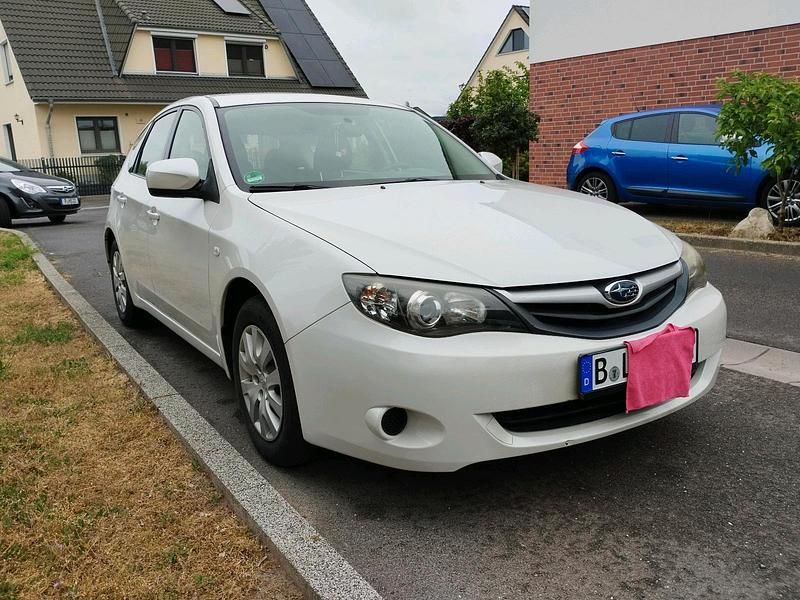 Weiß Gebraucht 2010 Subaru Impreza Limousine | 4.150 € (Fairer Preis) - Bild 1/3