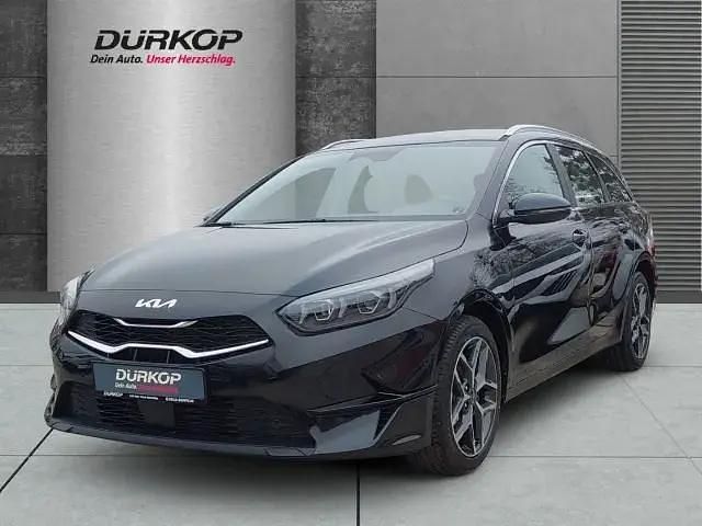 Schwarz Neu 2025 Kia Ceed Sportswagon Spirit Kombi | 33.490 € (Teuer) - Bild 1/4