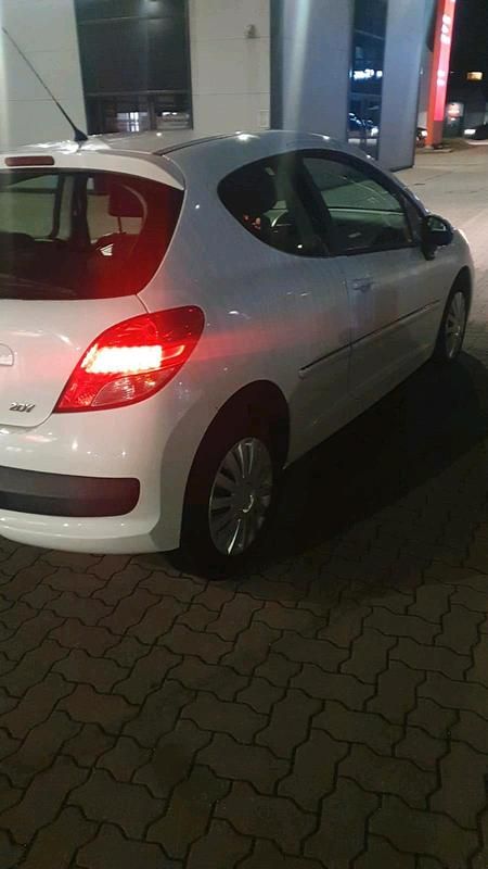 Gebraucht Peugeot 207 73 PS (53 kW) 2011 Weiß Kleinwagen
