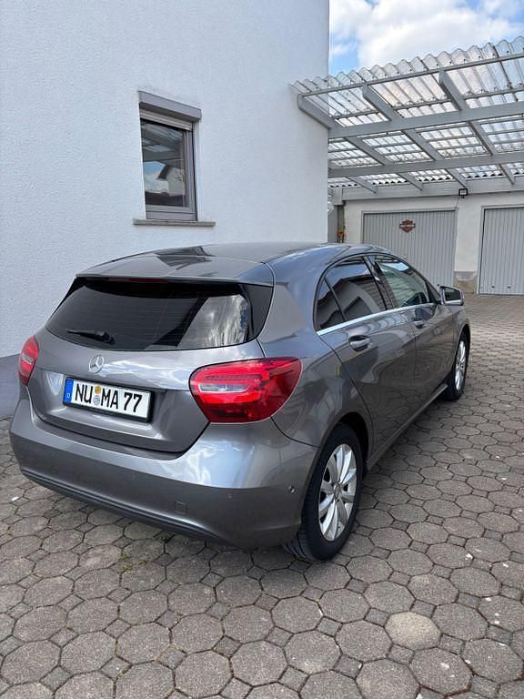 Gebraucht Mercedes A180 122 PS (89 kW) 2016 Grau Limousine