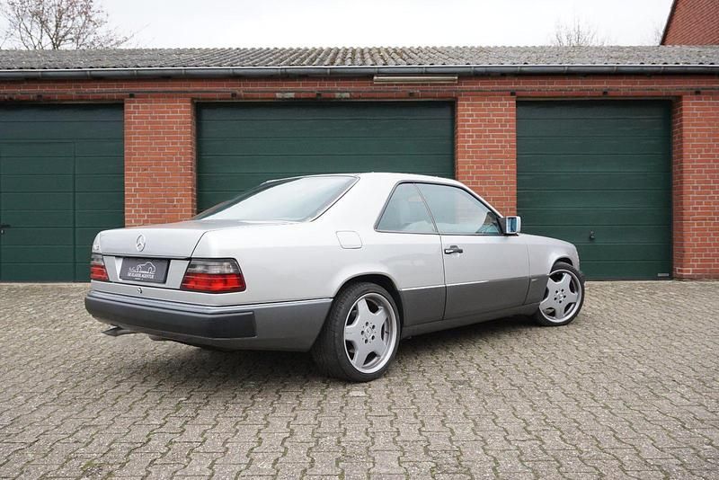 Second-hand Mercedes E300 220 CP (161 kW) 1990 Argintiu Coupe