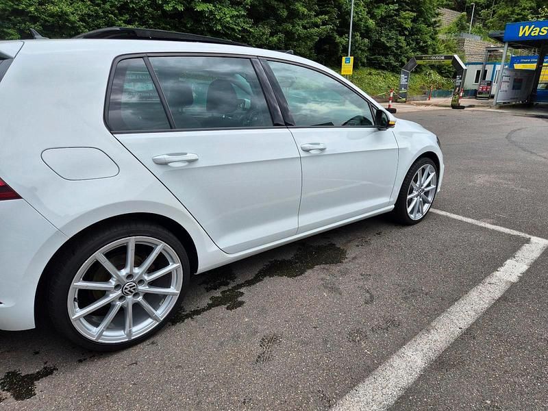 Gebraucht VW Golf VII Highline 150 PS (110 kW) 2019 Weiß Kleinwagen