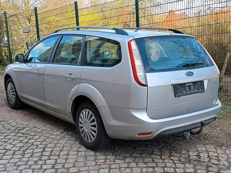 Gebraucht Ford Focus 105 PS (77 kW) 2010 Silber Kombi