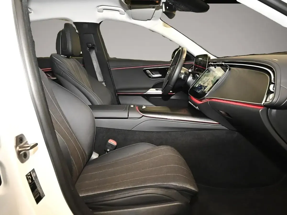 Gebraucht Mercedes E300 197 PS (144 kW) 2024 Manufacturer Limousine