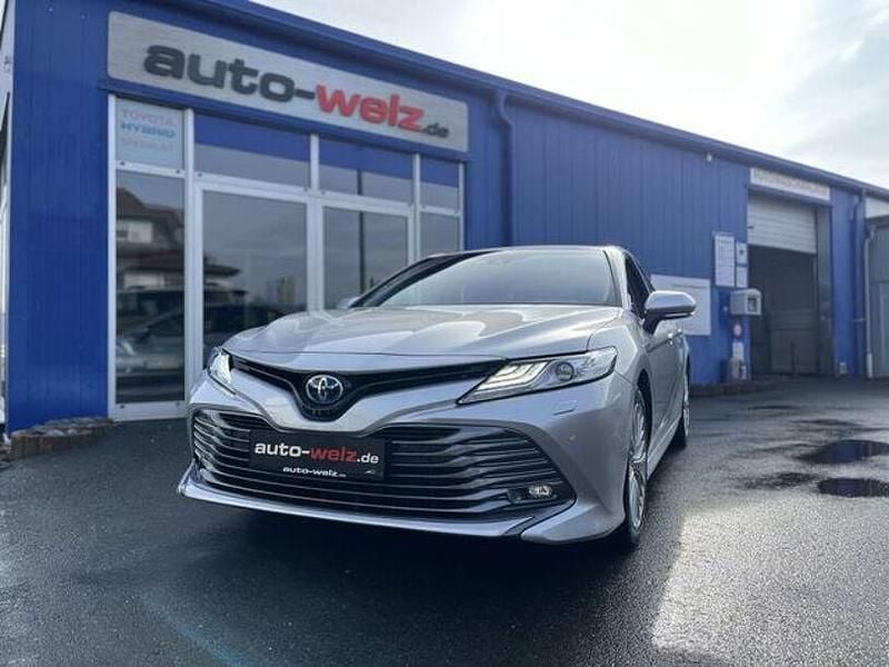 Platinsilber metallic (metallic) Gebraucht 2020 Toyota Camry Executive Limousine | 21.890 € (Guter Preis) - Bild 1/4