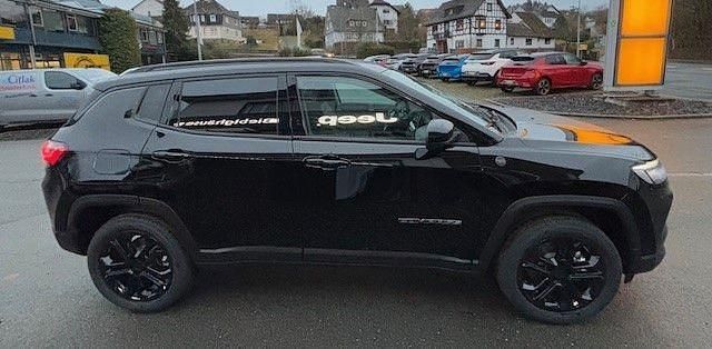 Neu Jeep Compass Altitude 131 PS (96 kW) 2025 Black clear coat SUV